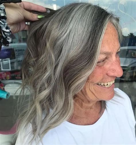 Grey Blending: Alles über den Trend, der graue Haare ...